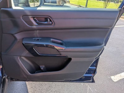 2024 Nissan Pathfinder SV