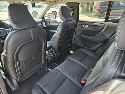 2025 Volvo XC40 Core Bright Theme