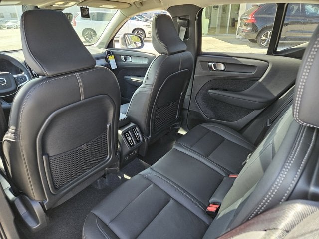 2025 Volvo XC40 Core Bright Theme