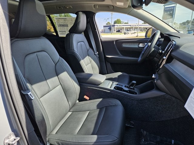 2025 Volvo XC40 Core Bright Theme