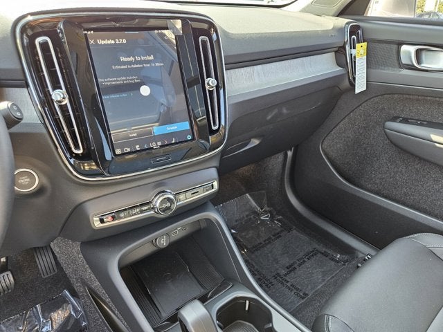 2025 Volvo XC40 Core Bright Theme