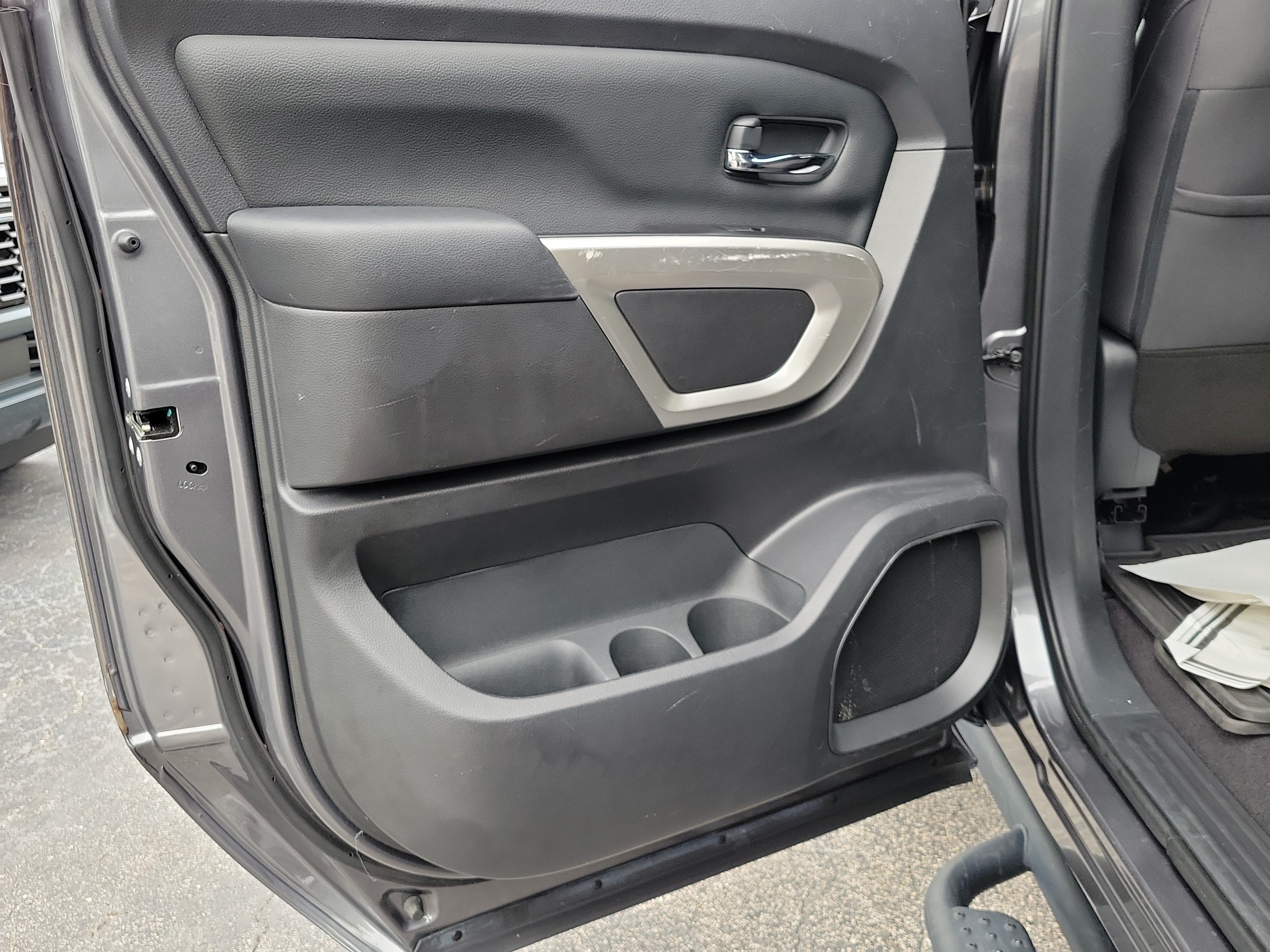 2023 Nissan Titan SV
