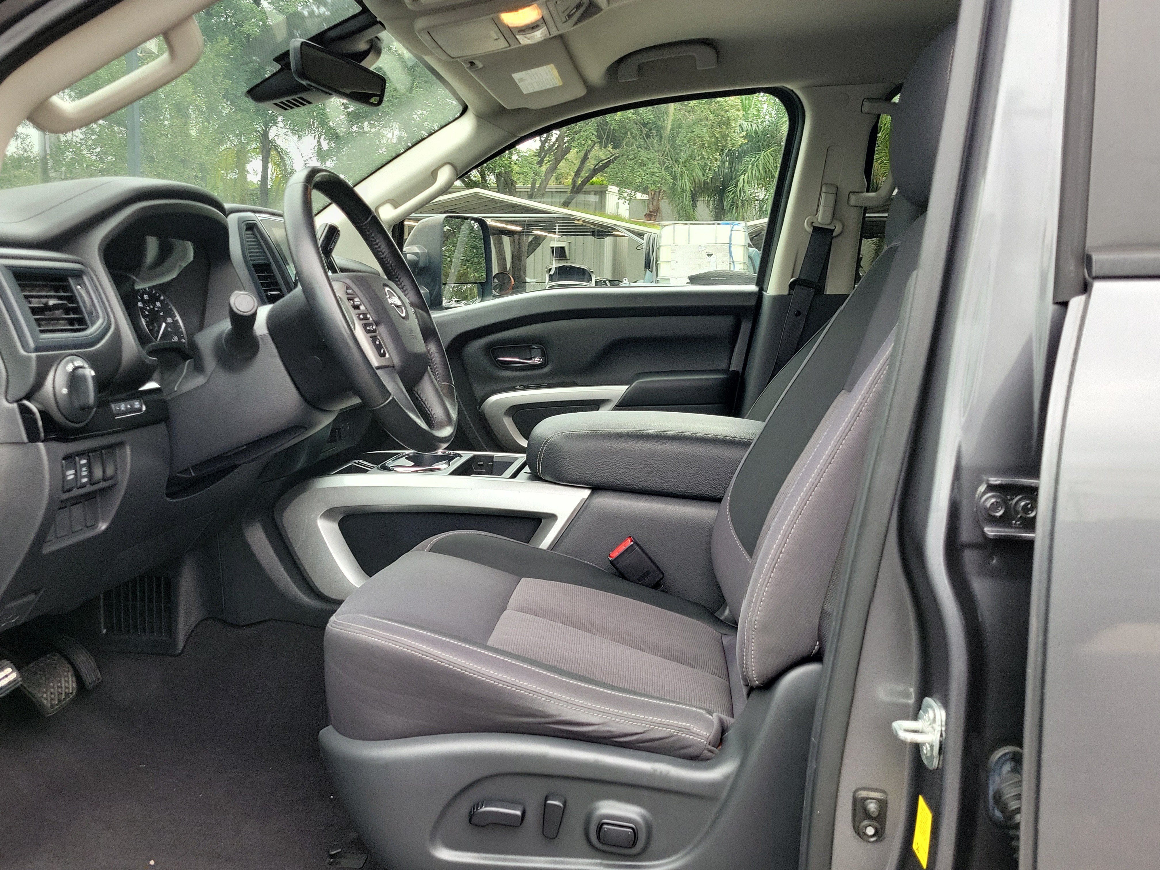 2023 Nissan Titan SV