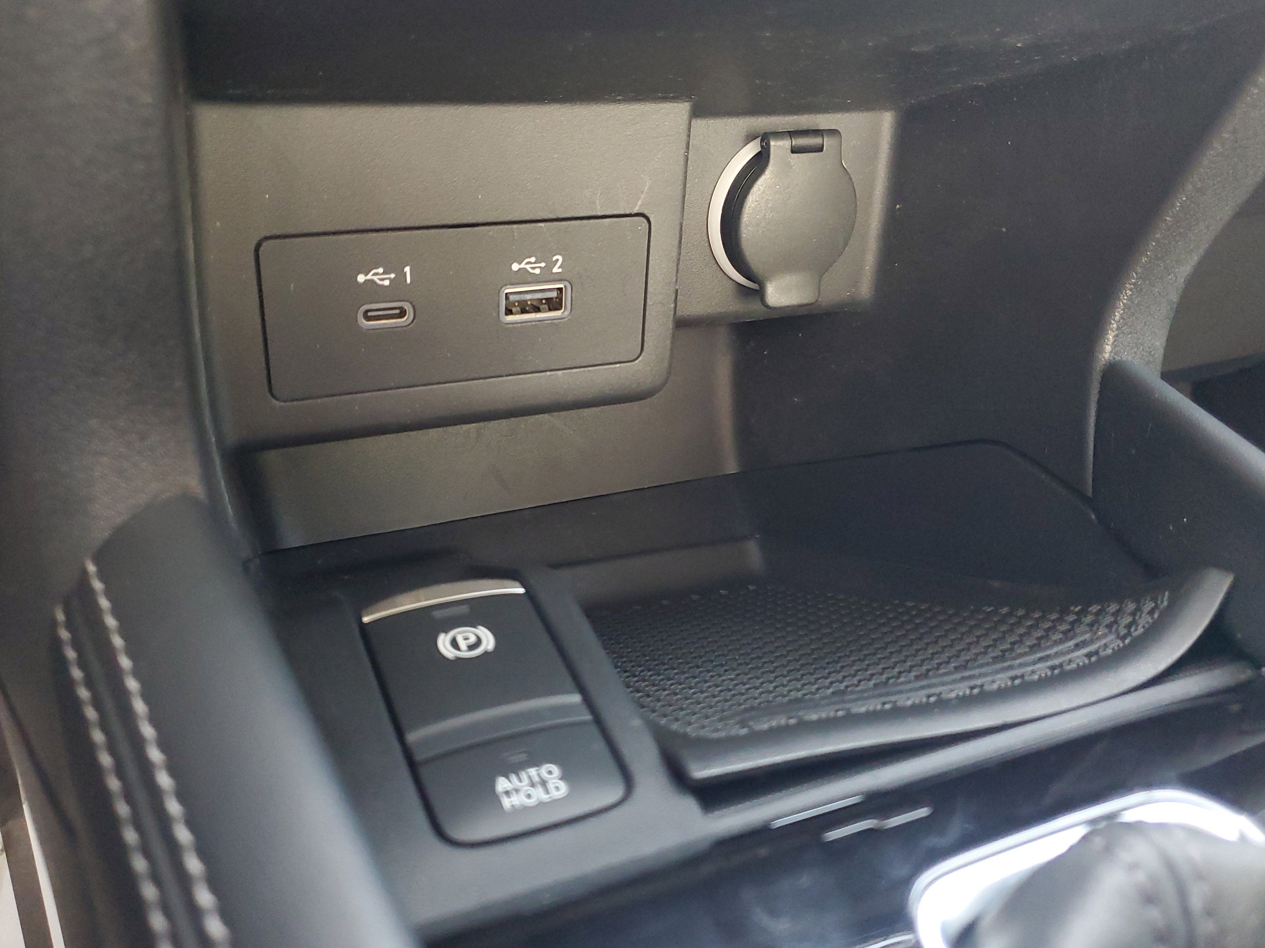 2022 Nissan Kicks SR