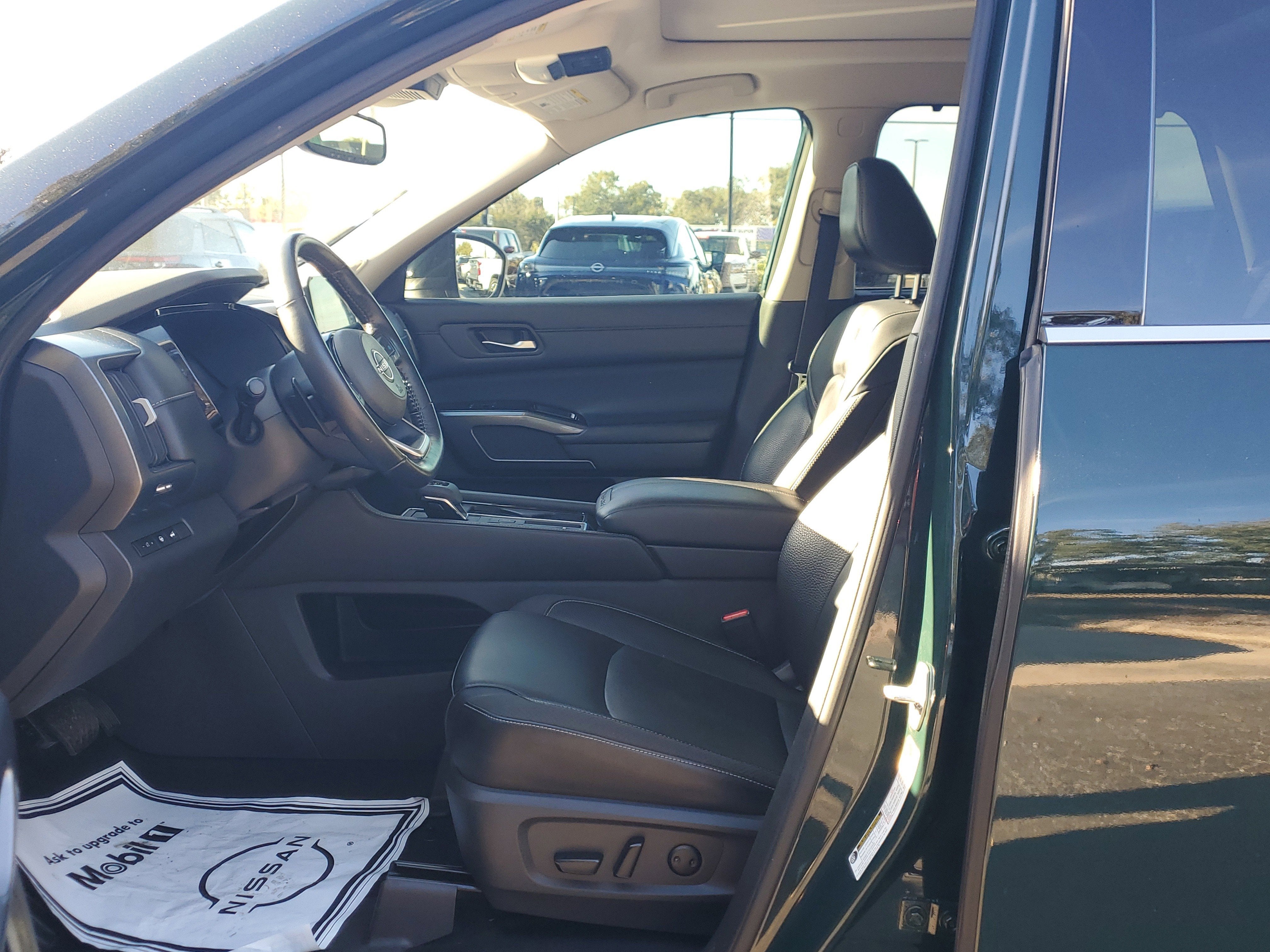 2022 Nissan Pathfinder SL