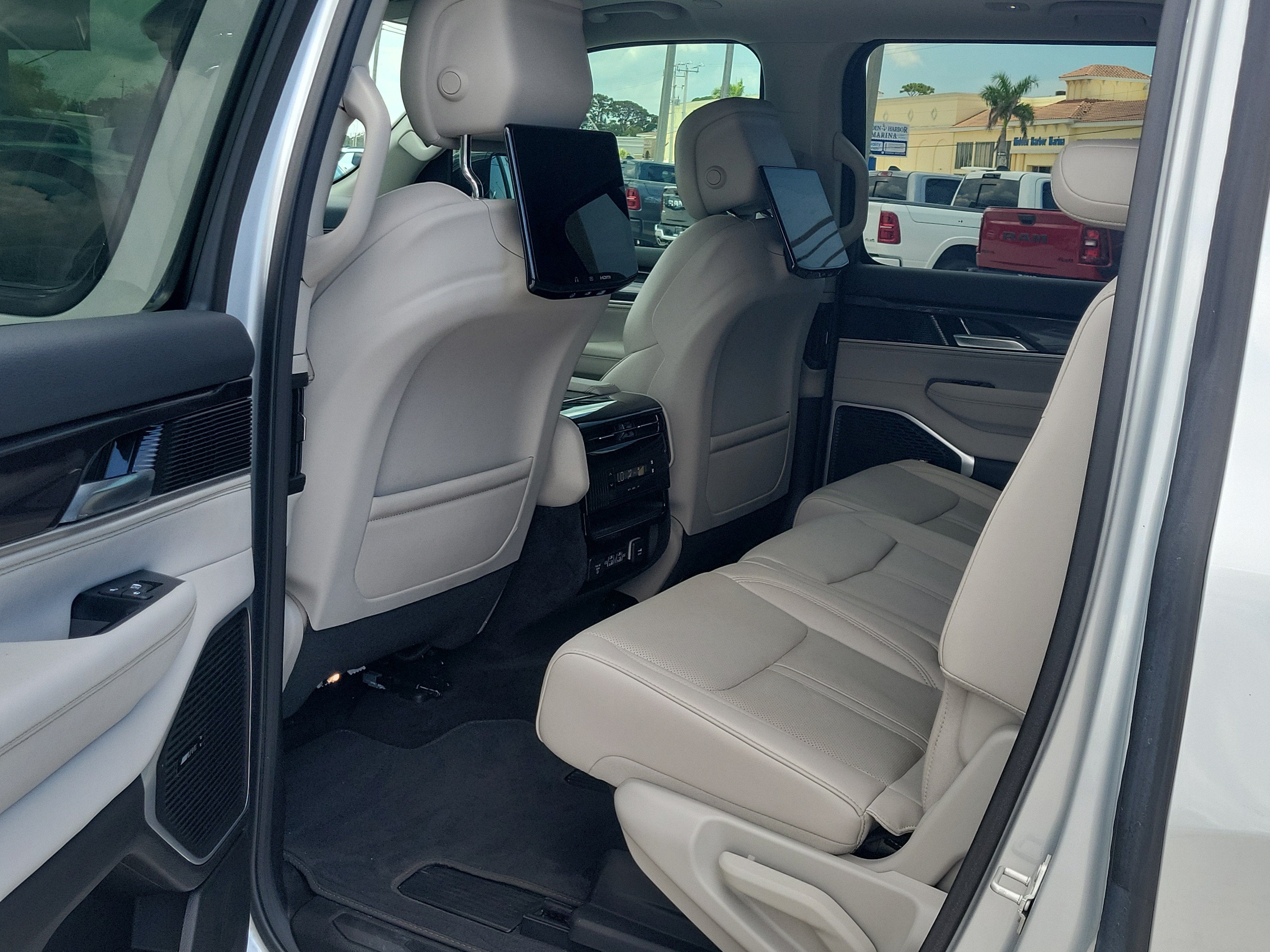 2024 Jeep Wagoneer Base