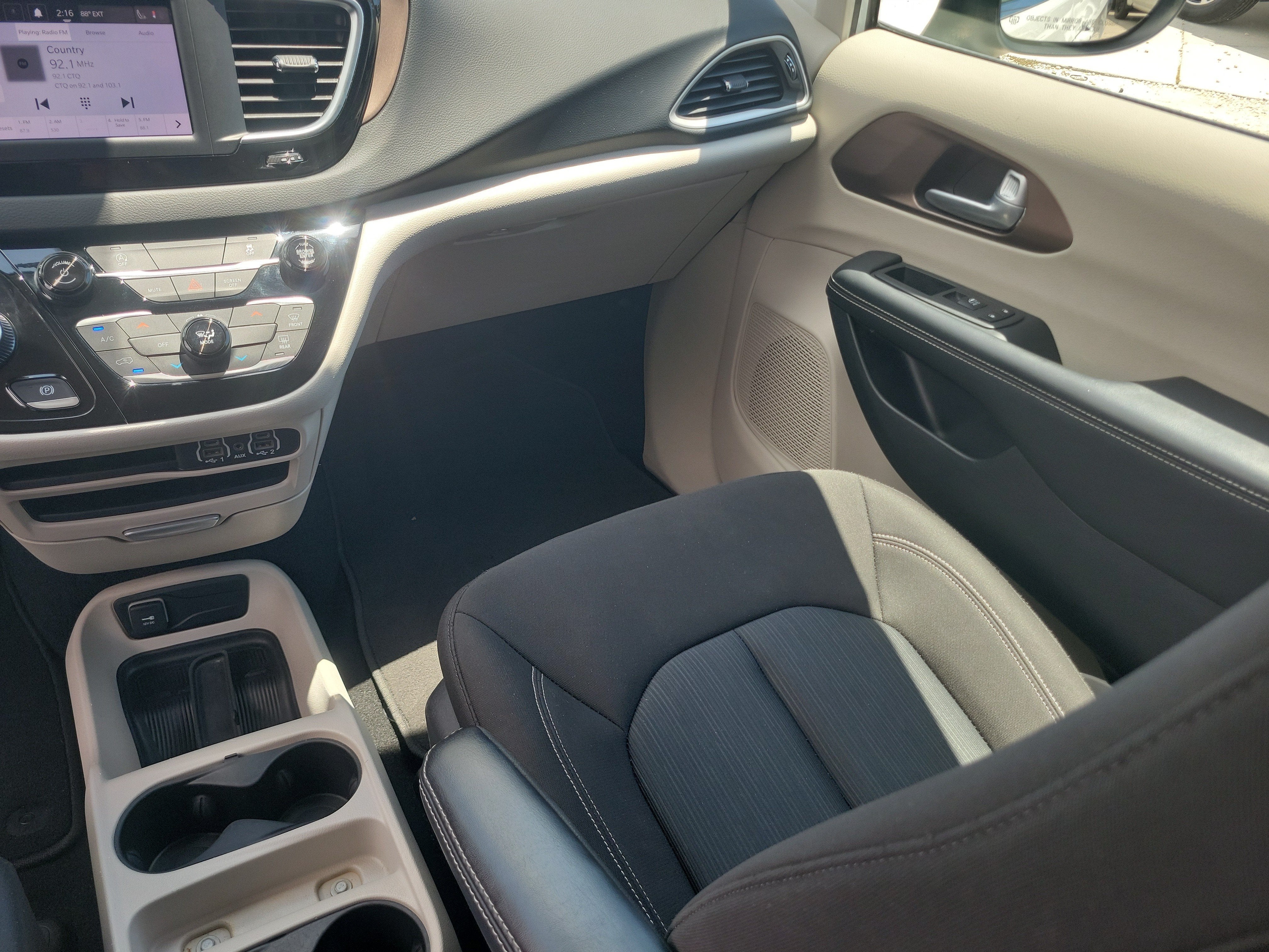 2024 Chrysler Voyager LX
