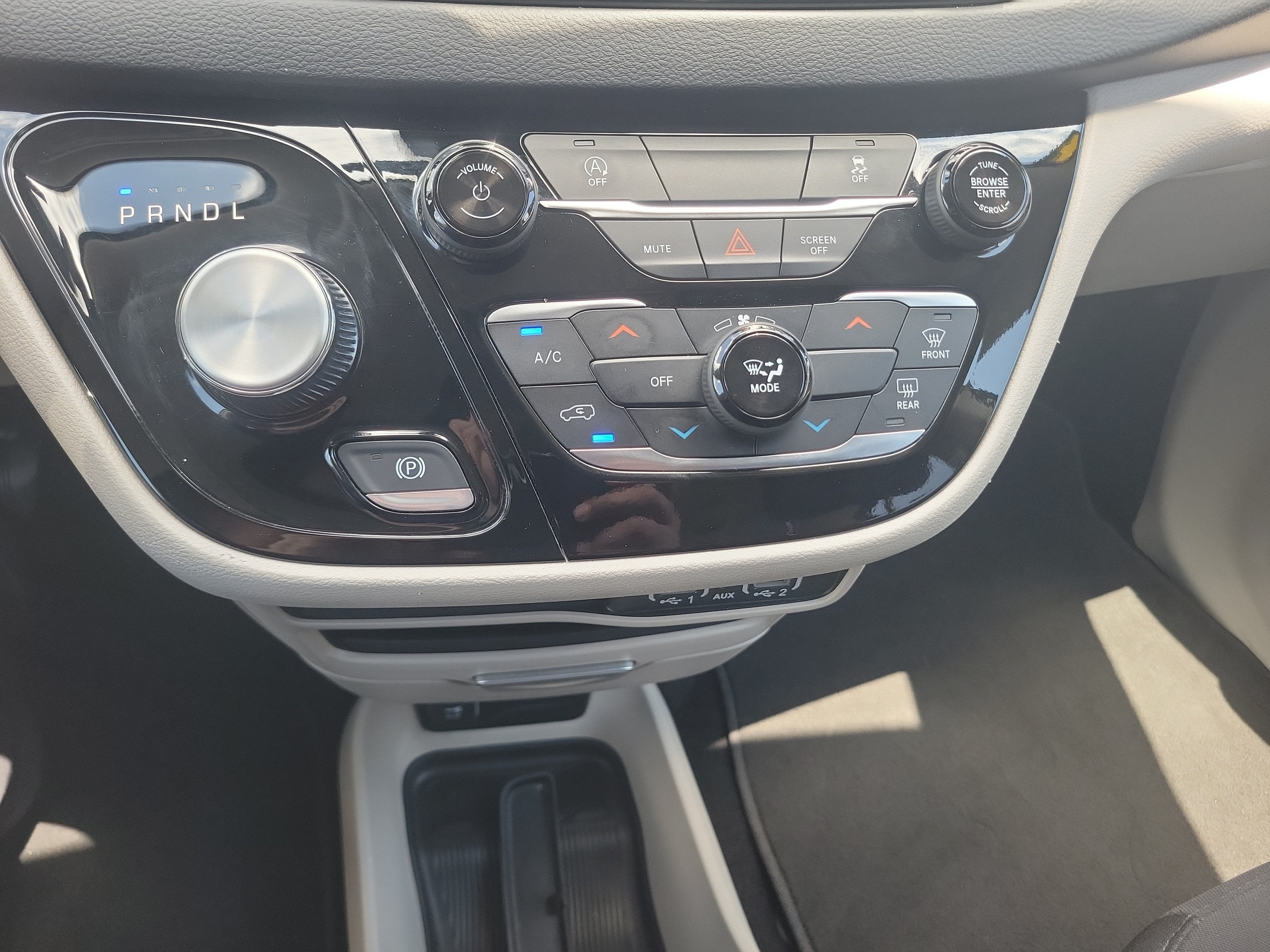2024 Chrysler Voyager LX