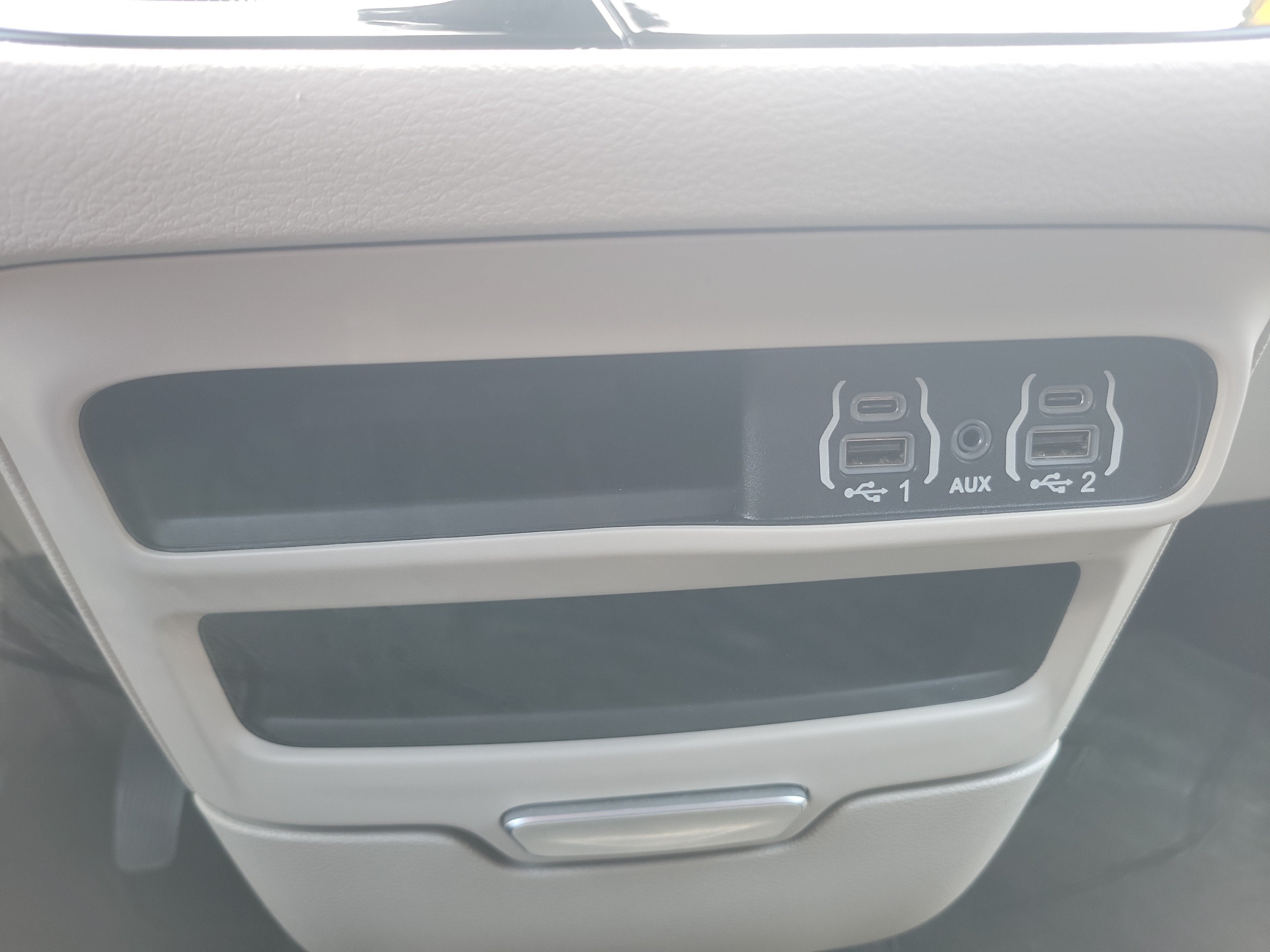 2024 Chrysler Voyager LX